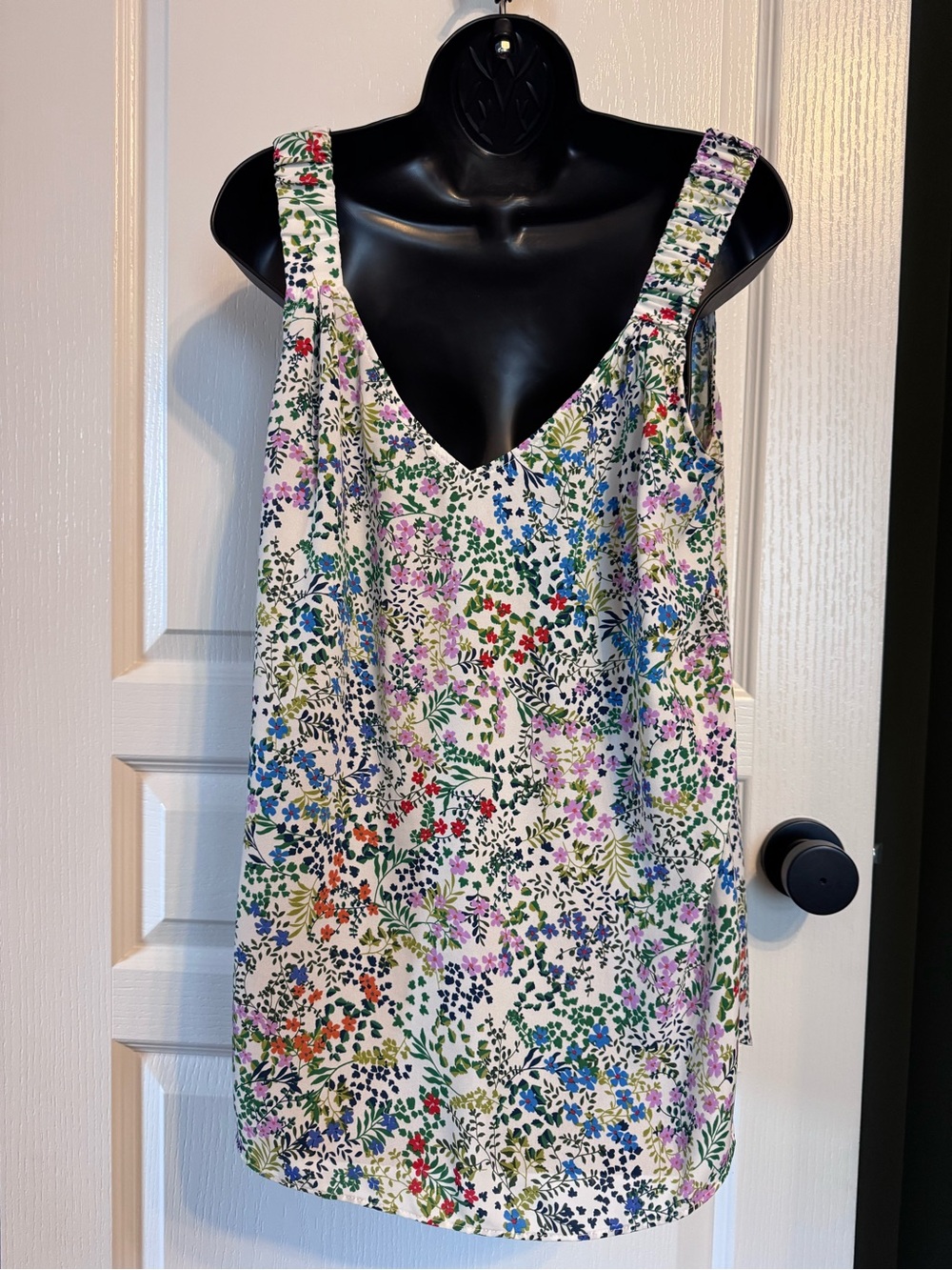 CAbi White Multi Floral V-Neck Tank SZ Large - loose and comfortable - Picture 2 of 8